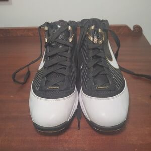 NIKE LEBRON JAMES basketball sneakers. Youth size 6.5. Authentication by Poizon.
